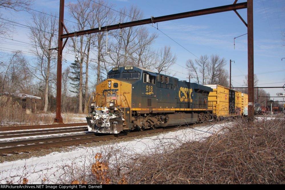 CSX 918 leads M403